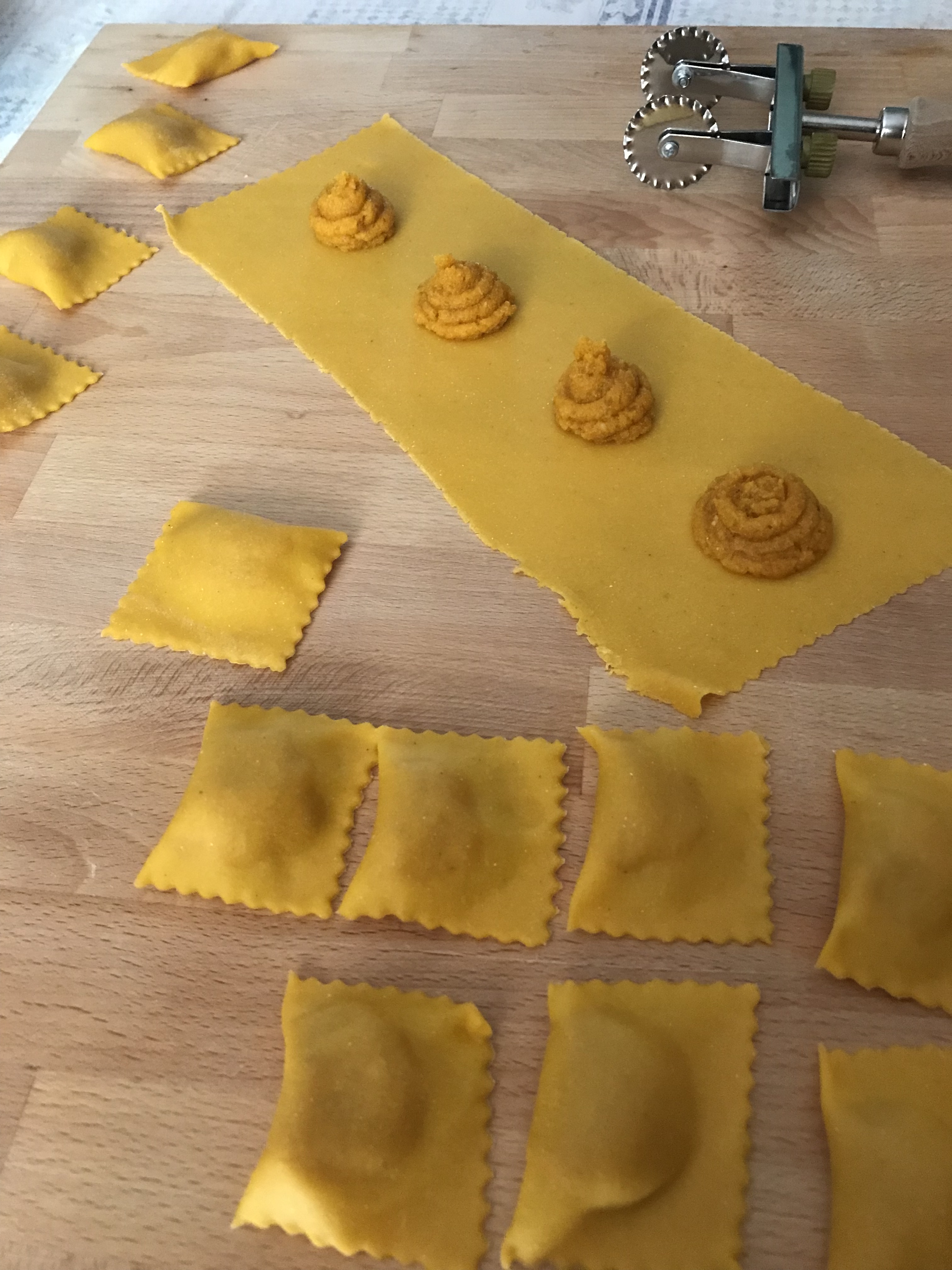 Tortelli di zucca con burro fuso mirtilli freschi noci e salvia – Le ...